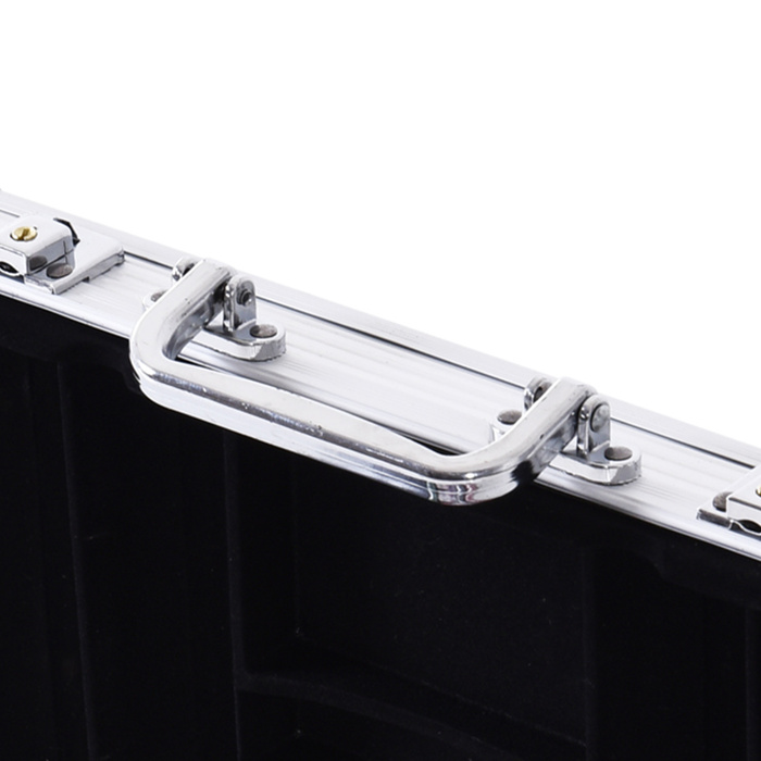 Набір для покеру HOMCOM: 200 фішок, 2 колоди карт, 5 кубиків, алюмінієвий кейс. Розміри: 29,5 x 20,5 x 6,5 см. Матеріал кейсу: алюміній + пінополістирол.