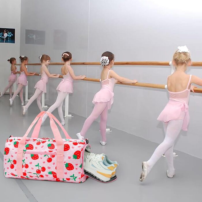 Спортивна сумка для жінок та дівчат: подорожі, фітнес, тренування. З відділенням для взуття та мокрих речей. Ягоди (полуниця, вишня), рожева