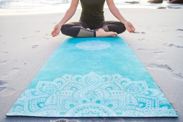 Тонкий складаний йога-мат Yoga Design Lab 1,5 мм, нековзний, легкий, пральний, з ременем для перенесення