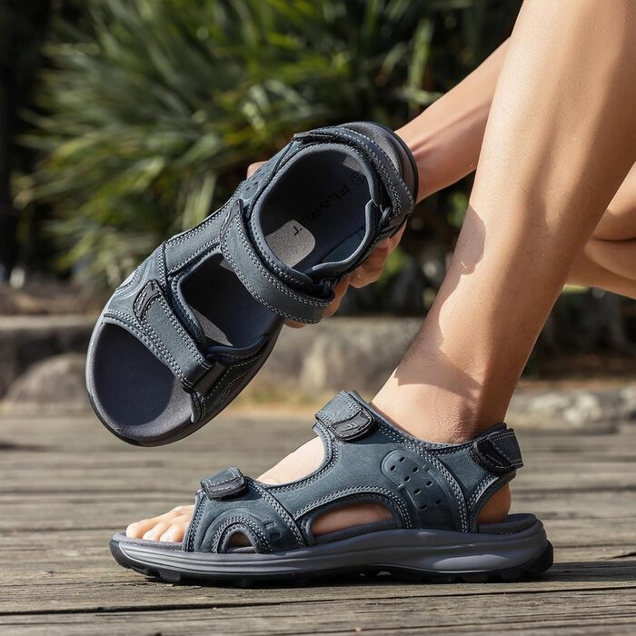 Чоловічі сандалі FLARUT для туризму та відпочинку на природі. Легкі сандалі з натуральної шкіри, сірого кольору, розмір 39 EU. Ідеальні для піших прогулянок, пляжу та активного відпочинку.