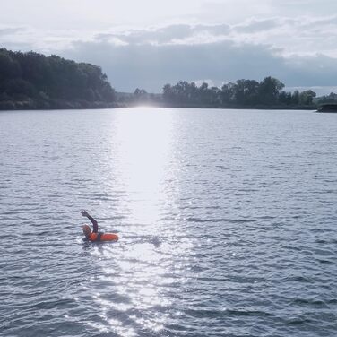 Надувна плавуча шийка Crea-Do для дорослих з мішком для сухого зберігання, кишенькою для телефону та сигнальним свистком. Об'єм 28L. Безпечне плавання у відкритій воді, триатлон, снорклінг, водні види спорту.