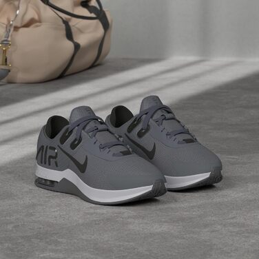 Кросівки Nike Air Max Alpha Trainer 4 для чоловіків (45.5 EU, сірий/чорний)