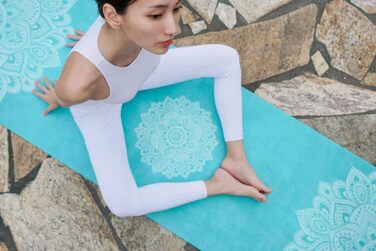 Тонкий складаний йога-мат Yoga Design Lab 1,5 мм, нековзний, легкий, пральний, з ременем для перенесення
