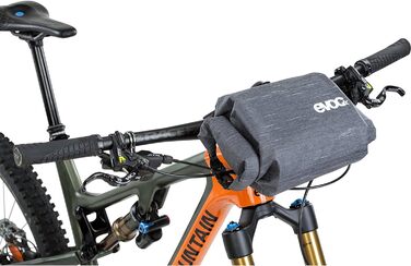 Велосумка на кермо EVOC HANDLEBAR PACK BOA, 2,5/5 л, водонепроникна, з BOA FIT SYSTEM, швидкий доступ з обох боків, карбонова сіра, для велосипеда