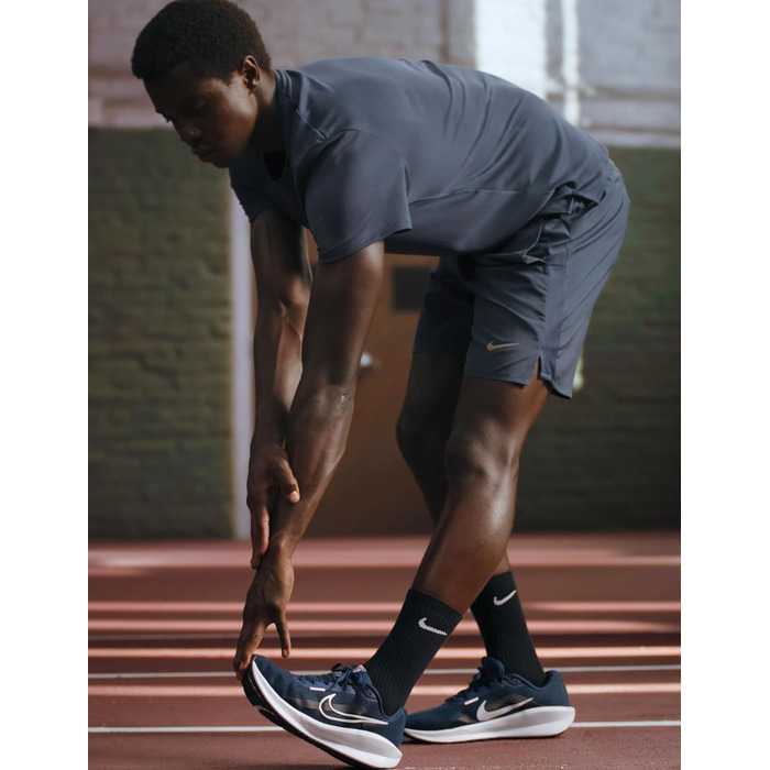 Кросівки Nike Downshifter 13 для чоловіків (41 EU, темно-синій, білий, чорний)