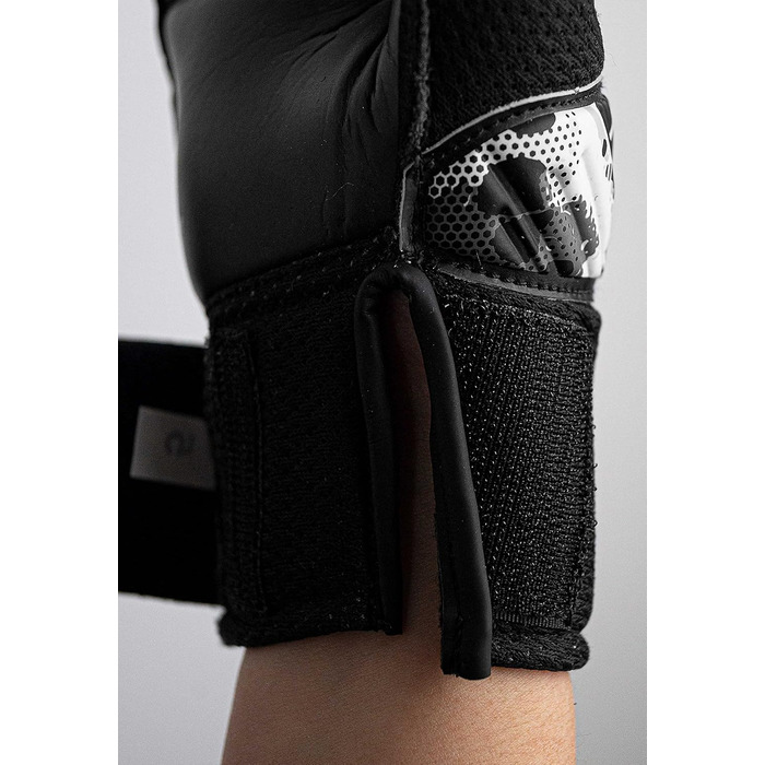 Дитячі воротарські рукавички Reusch Attrakt Solid Finger Support Junior, чорні, з гарним зчепленням та зовнішнім швом
