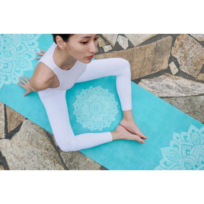 Тонкий складаний йога-мат Yoga Design Lab 1,5 мм, нековзний, легкий, пральний, з ременем для перенесення