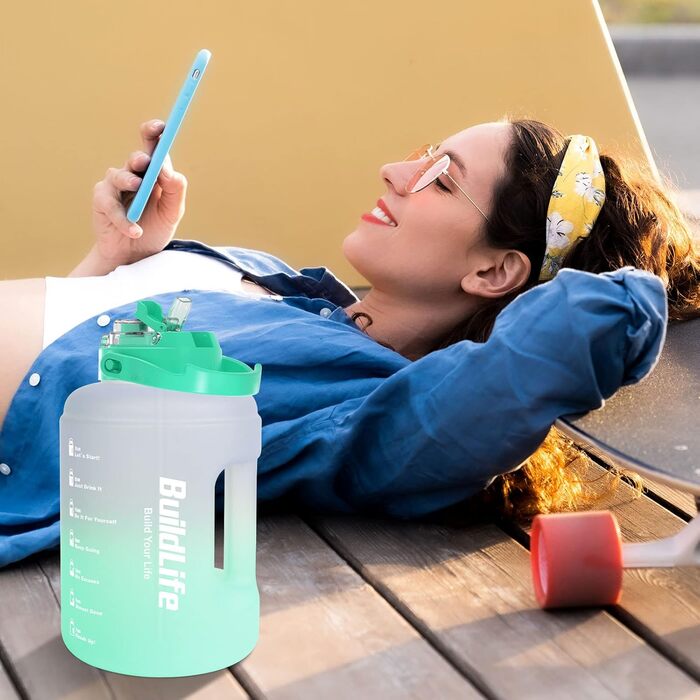 Спортивна пляшка BuildLife 2,5 л з маркуванням часу та двома кришками - без BPA - для спортзалу (2500 мл, фіолетово-зелений, 2500 мл)