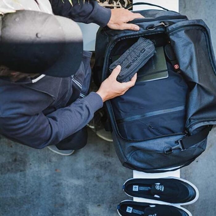 Спортивна сумка Dakine EQ Duffle 70 л, чорна, міцна та зручна, з двосторонньою блискавкою, легка для транспортування