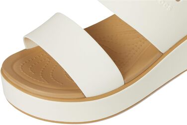 Чобочки Crocs Brooklyn Low Wedge для жінок (33/34 EU, Чорний Бежевий)