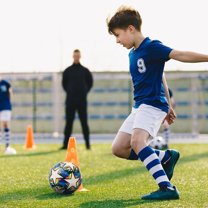 Футбольний м'яч Champions FootBall розмір 5 для дітей та дорослих - ідеальний подарунок для фанатів, гри та тренувань