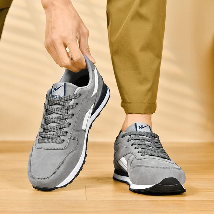 Чоловічі кросівки для бігу та занять спортом: легкі, дихаючі, з неслизькою підошвою. Розміри 39-45 EU, кольори: чорний, сірий