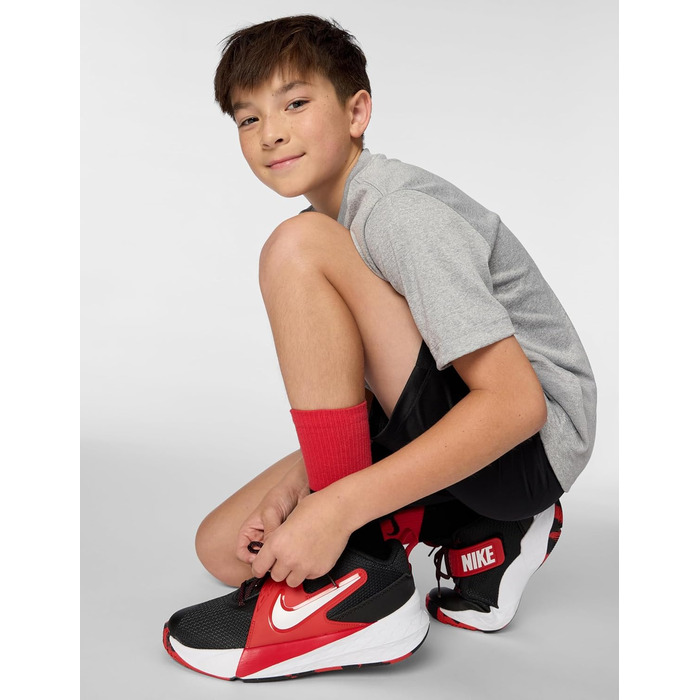 Кросівки баскетбольні Nike Team Hustle D 12 для дітей та дорослих, чорно-білі, червоні, 39 EU