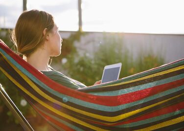 Гамак для відпочинку на відкритому повітрі з бавовни на 1 особу, 190 x 80 см, вантажопідйомність до 150 кг, з сумкою для перенесення. Ідеально підходить для пляжу, тераси, веранди, саду або двору.