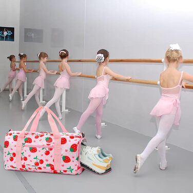 Спортивна сумка для жінок та дівчат: подорожі, фітнес, тренування. З відділенням для взуття та мокрих речей. Ягоди (полуниця, вишня), рожева