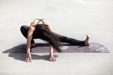 Йога-мат Yoga Design Lab 1,5 мм: тонкий, нековзкий, складаний, легкий, праний, з ременем для перенесення