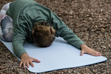 Спортивна мат для йоги та фітнесу YOGATI: неслизька, з ручкою для перенесення. Підходить для йоги, пілатесу та фітнесу. Колір: світло-сірий