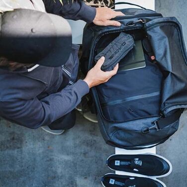 Спортивна сумка Dakine EQ Duffle 70 л, чорна, міцна та зручна, з двосторонньою блискавкою, легка для транспортування