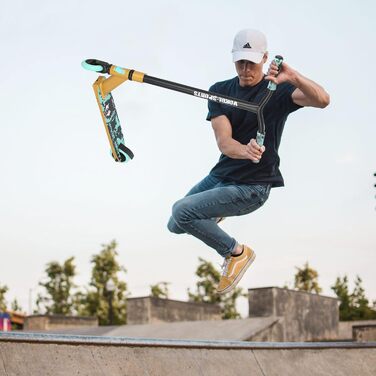 Скутер для трюків Joycruise Profi Scooters – ідеальний вибір для дітей та підлітків (від 6 років). Міцний фристайл-скутер з 360° поворотом та колесами 100 мм. Чорний колір, золоті акценти.