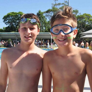 Дитячі окуляри для плавання SWAUSWAUK - окуляри для плавання для дітей 4-12 років, велике об'єктив, антифог, водонепроникні, комфортні (чорний & блакитний)