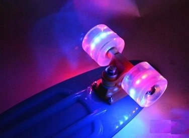 Скейтборд Aurora FB graffiti: 56 см, навантаження до 100 кг, колеса 60 мм 82A, підшипники ABEC-7