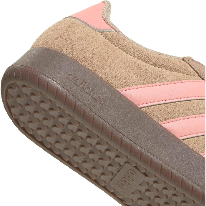 Жіночі кросівки adidas Barreda (розмір 42 EU, колір Magic Beige Semi Frozen Turbo Gum5)
