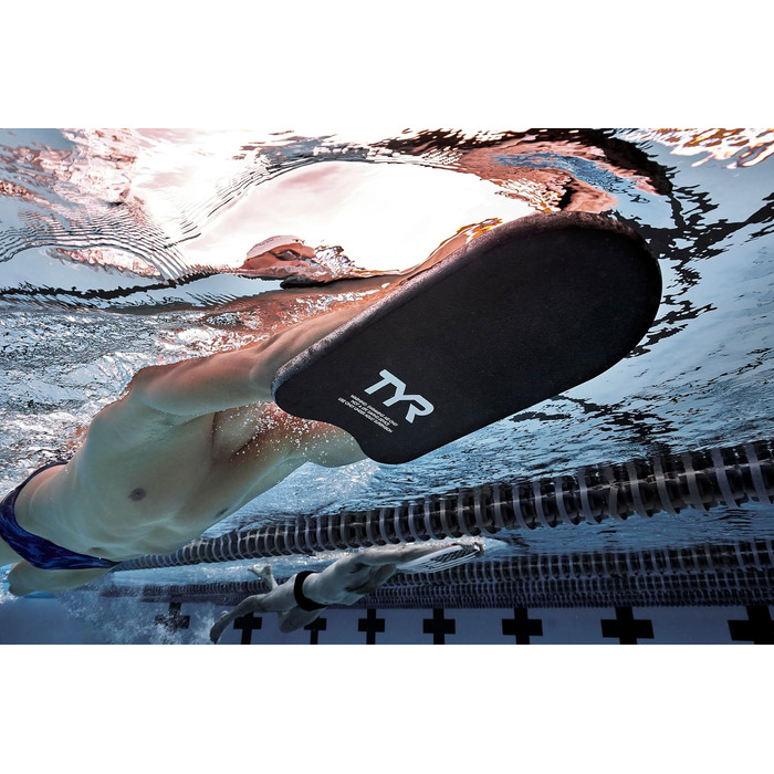 Дошка для плавання TYR Classic Kickboard — тренажер для навчання та відпрацювання техніки плавання, чорна