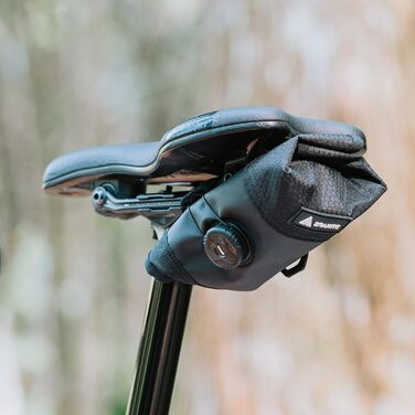 Granite Quiver інструментальна рол-сумка для гравійних, шосейних та гірських велосипедів з системою Roll-Up і кріпленням Dial-Lock-In для монтажу на будь-яку частину велосипеда